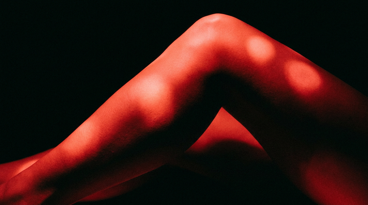 Kuit en knie in close-up onder fel rood licht