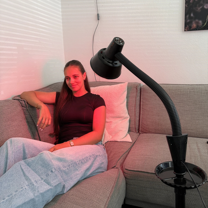 Redlight 160 Infrarotlampe auf dem Stativ neben dem Sofa im Wohnzimmer